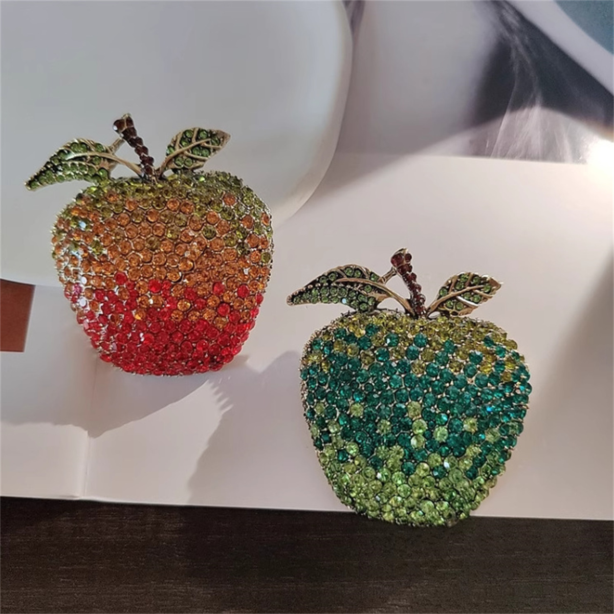Literary Retro Apple Brooch Ha - Eve Jewelry & Watches Distribuidor Oficial Rolex Buenos Aires review and price